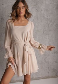 Renee - Beżowa Sukienka VICES z Półtransparentnymi Rękawami Wiązania w Talii Resmosa. Okazja: na co dzień, na randkę. Typ kołnierza: dekolt kwadratowy. Kolor: beżowy. Materiał: skóra, materiał. Styl: casual, elegancki #8