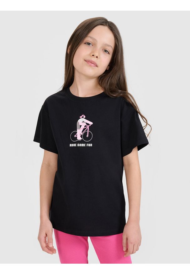 4f - 4F T-shirt regular z nadrukiem dziewczęcy - czarny 152 (11-12 lat). Okazja: na co dzień. Kolor: czarny. Materiał: dzianina, bawełna, jersey. Długość rękawa: krótki rękaw. Długość: krótkie. Wzór: nadruk. Sezon: lato. Styl: klasyczny, elegancki, sportowy, casual