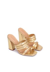 Kazar - Eleganckie złote klapki na wysokim obcasie. Kolor: złoty. Materiał: skóra. Obcas: na obcasie. Styl: elegancki. Wysokość obcasa: wysoki #2