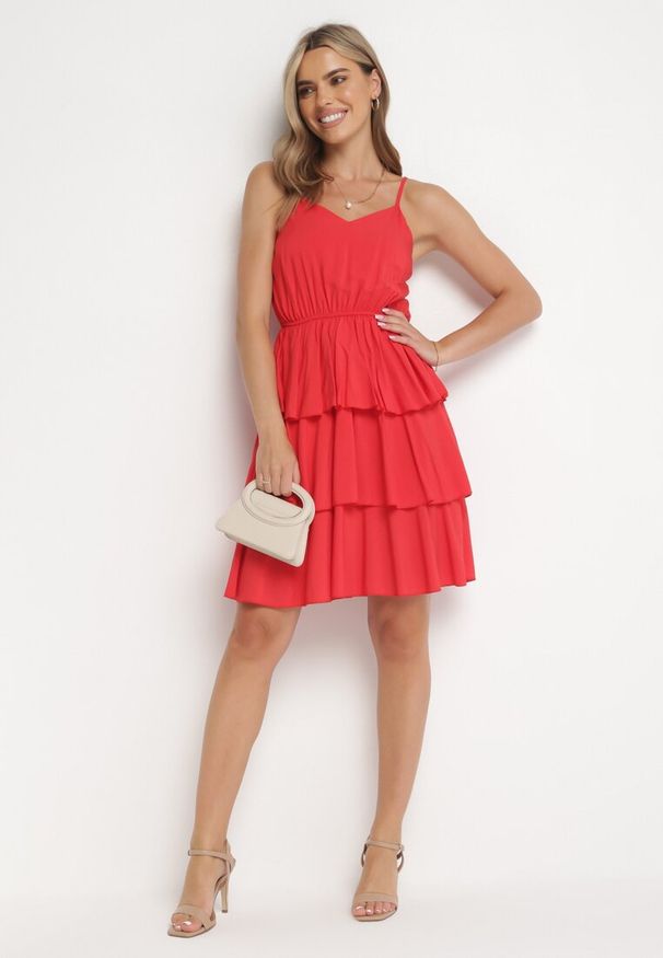 Born2be - Czerwona Sukienka z Wiskozy Kephassa. Typ kołnierza: kołnierz z falbankami. Kolor: czerwony. Materiał: wiskoza. Długość rękawa: na ramiączkach. Wzór: aplikacja. Typ sukienki: rozkloszowane. Styl: klasyczny