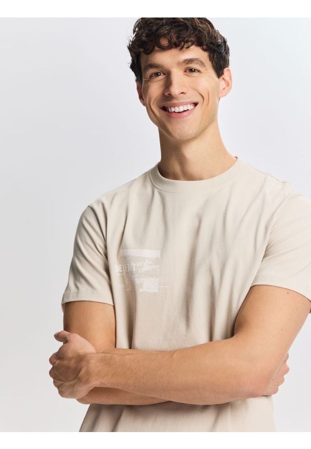 Reserved - T-shirt regular z nadrukiem - beżowy. Kolor: beżowy. Materiał: dzianina, bawełna. Wzór: nadruk