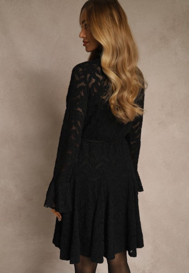 Renee - Czarna Sukienka ze Stójką z Koronki Zdobiona Wiązaniem w Talii i Falbanami Elarassa. Typ kołnierza: kołnierzyk stójkowy. Kolor: czarny. Materiał: koronka. Długość rękawa: na ramiączkach. Wzór: aplikacja, koronka. Styl: rockowy