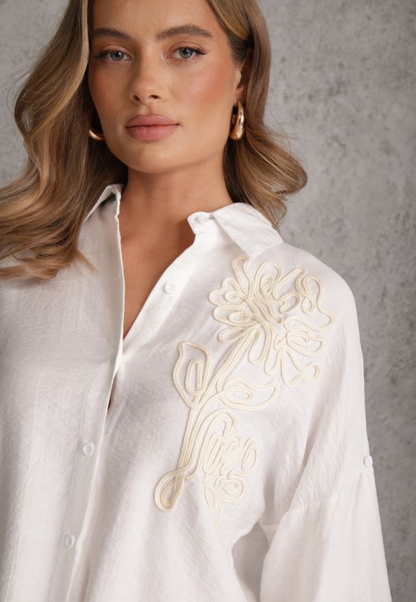 Renee - Biała Nietoperzowa Koszula z Wiskozy z Podpinanymi Rękawami i Haftem Adreaneh. Okazja: na co dzień. Kolor: biały. Materiał: wiskoza. Wzór: haft. Sezon: lato. Styl: boho, casual