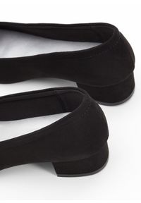 bonprix - Czółenka na obcasie słupku. Kolor: czarny. Obcas: na obcasie. Wysokość obcasa: średni #3