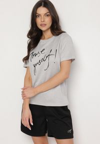 Born2be - Jasnoszary T-shirt z Ozdobnym Nadrukiem z Brokatem Tenesia. Okazja: na co dzień. Kolor: szary. Materiał: jeans, materiał. Wzór: nadruk. Styl: klasyczny, elegancki, casual