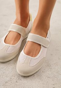 Renee - Beżowe Tenisówki Typu Sneakeriny Ozdobione Napisem Emirinne. Okazja: na co dzień. Zapięcie: rzepy. Kolor: beżowy. Wzór: aplikacja, napisy. Styl: casual, sportowy #7