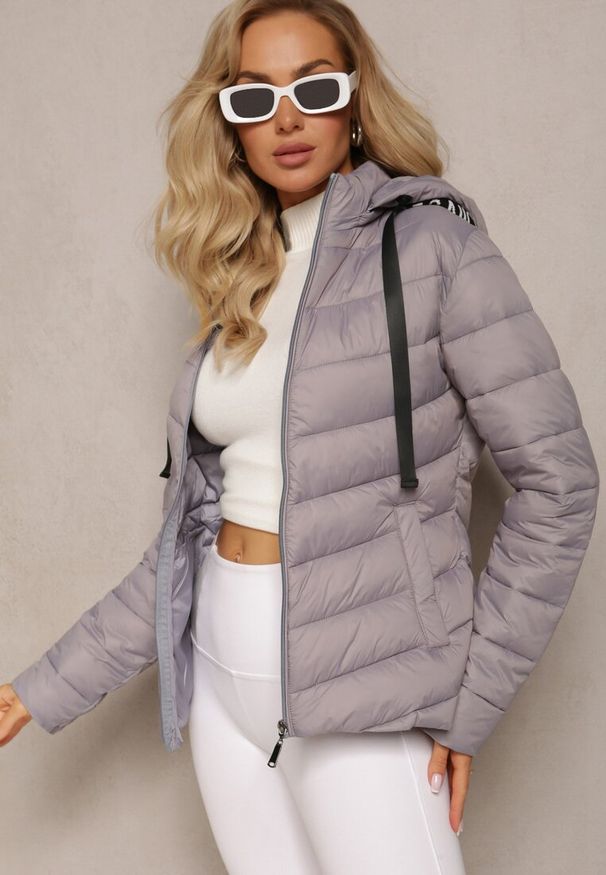 Renee - Szara Jednolita Kurtka z Pikowaniem Kieszeniami i Suwakiem oraz Kapturem Sassana. Kolor: szary. Materiał: tkanina. Wzór: jednolity