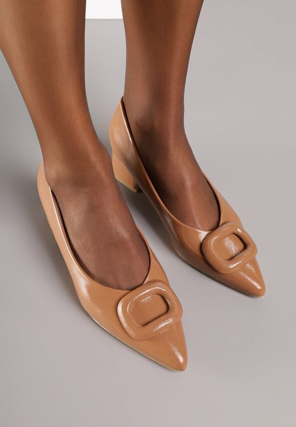 Renee - Ciemnobeżowe Czółenka Vices na Słupku z Wkładką ze Skóry Naturalnej i Klamrą Apanelle. Okazja: na spotkanie biznesowe. Zapięcie: klamry. Kolor: beżowy. Materiał: skóra. Obcas: na słupku. Styl: biznesowy, elegancki. Wysokość obcasa: średni