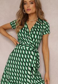 Renee - Zielona Sukienka LaRue. Kolor: zielony. Materiał: materiał. Wzór: geometria. Sezon: lato. Typ sukienki: kopertowe, dopasowane. Długość: mini #5