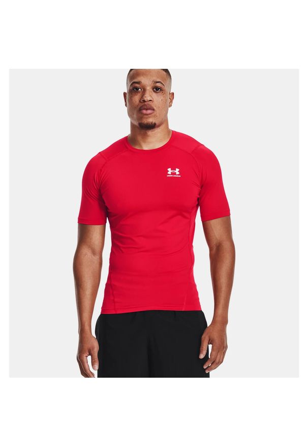 Under Armour - Koszulka termoaktywna męska UNDER ARMOUR HeatGea® Short Sleeve. Kolor: czerwony. Długość rękawa: krótki rękaw. Długość: krótkie