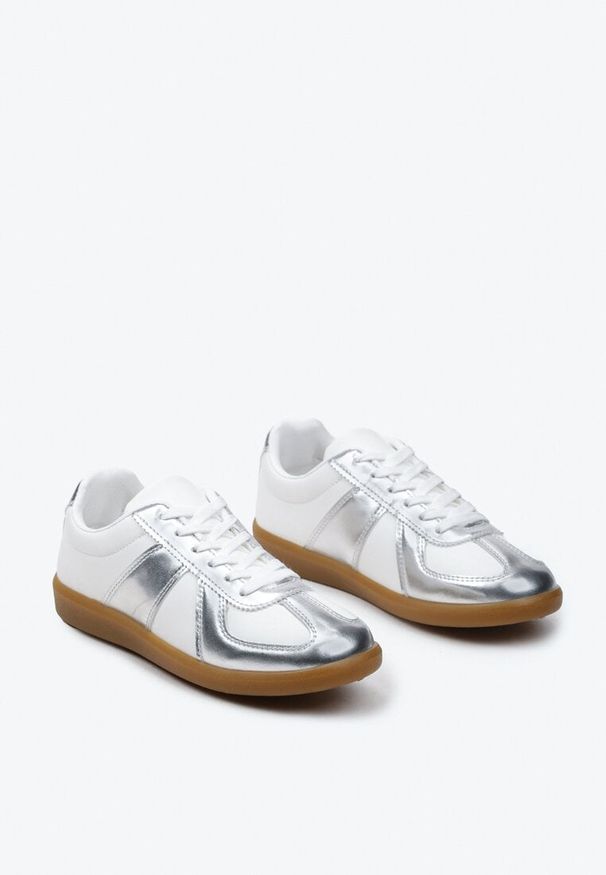 Renee - Srebrno-Białe Sneakersy Tenisówki z Ozdobnymi Przeszyciami Sumina. Nosek buta: okrągły. Kolor: biały. Materiał: materiał. Obcas: na obcasie. Wysokość obcasa: niski