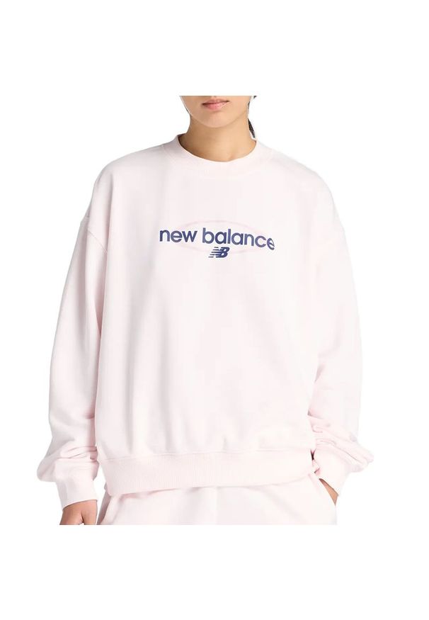 Bluza damska New Balance WT61S0S9AAA - różowa. Okazja: na co dzień. Kolor: różowy. Materiał: dresówka, materiał, poliester, prążkowany, bawełna. Wzór: napisy, aplikacja. Styl: casual, klasyczny
