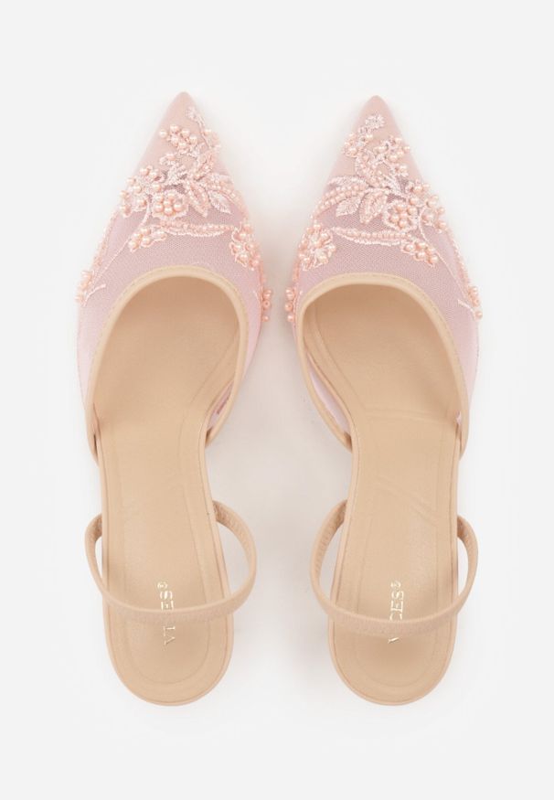 Born2be - Różowe Szpilki VICES z Odkrytą Piętą z Bogato Zdobionym Noskiem z Koralikami Daphironei. Okazja: do pracy, na co dzień, na spotkanie biznesowe. Kolor: różowy. Materiał: jeans. Wzór: aplikacja. Obcas: na szpilce. Styl: elegancki, biznesowy, klasyczny, casual