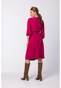 Sukienki.shop - Sukienka elegancka kopertowa z bufiastymi rękawami śliwka. Okazja: do pracy. Kolor: czarny. Typ sukienki: kopertowe. Styl: elegancki