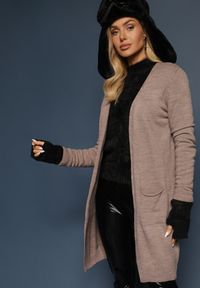 Renee - Ciemnobeżowy Długi Kardigan o Klasycznym Kroju z Kieszeniami Faliri. Okazja: na co dzień. Typ kołnierza: dekolt w serek. Kolor: beżowy. Materiał: jeans. Długość: długie. Styl: klasyczny