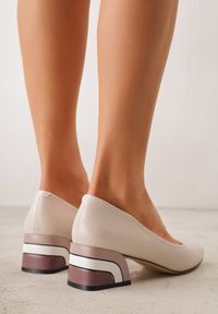 Born2be - Beżowe Czółenka VICES na Niskim Słupku z Geometrycznym Zdobieniem Olivesa. Okazja: na co dzień, na ślub cywilny, na wesele, do pracy, na spotkanie biznesowe. Nosek buta: okrągły. Kolor: beżowy. Wzór: geometria, aplikacja. Obcas: na słupku. Styl: klasyczny, casual, biznesowy, elegancki. Wysokość obcasa: średni #6