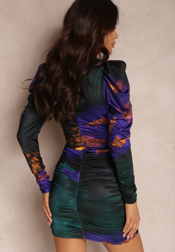 Renee - Zielono-Fioletowa Sukienka Tie-Dye z Bufiastym Rękawem Arona. Okazja: na co dzień. Kolor: fioletowy. Typ sukienki: dopasowane. Styl: elegancki, casual