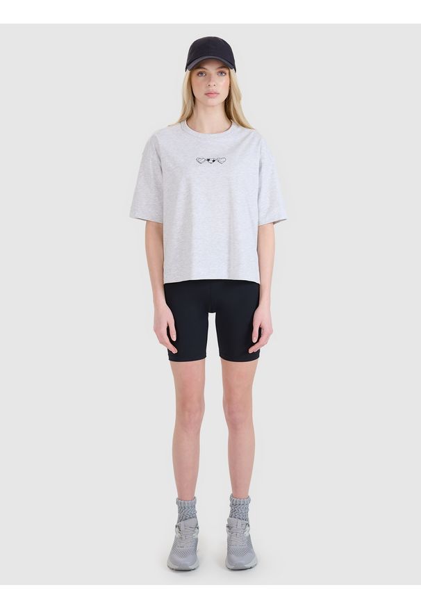 4f - 4F T-shirt oversize z nadrukiem damski - szary L. Okazja: na co dzień. Kolor: szary. Materiał: dzianina, bawełna, jersey. Długość rękawa: krótki rękaw. Długość: krótkie. Wzór: nadruk. Styl: klasyczny, sportowy, casual