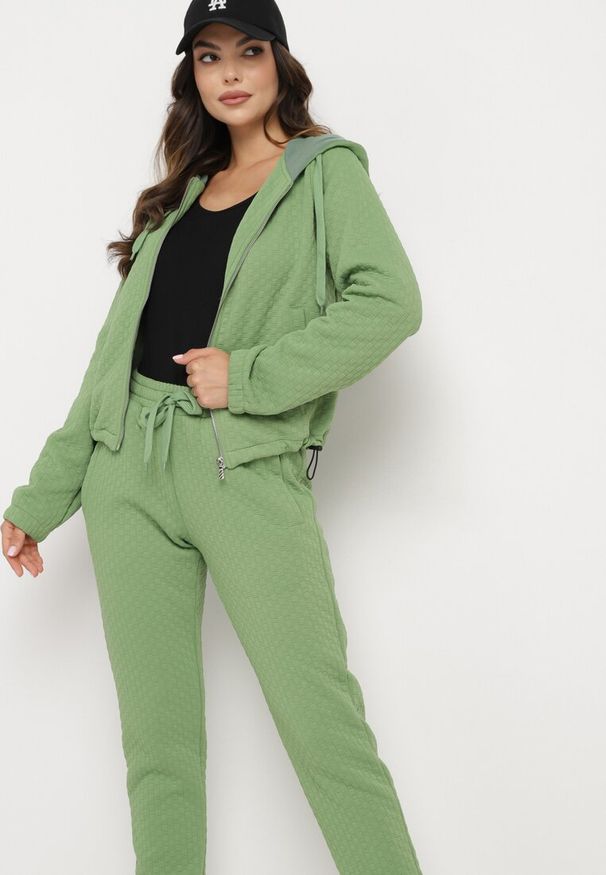 Born2be - Zielony Pikowany Komplet Dresowy z Bawełną Bluza z Kapturem i Spodnie Joggery Evalisseia. Kolor: zielony. Materiał: dresówka, bawełna