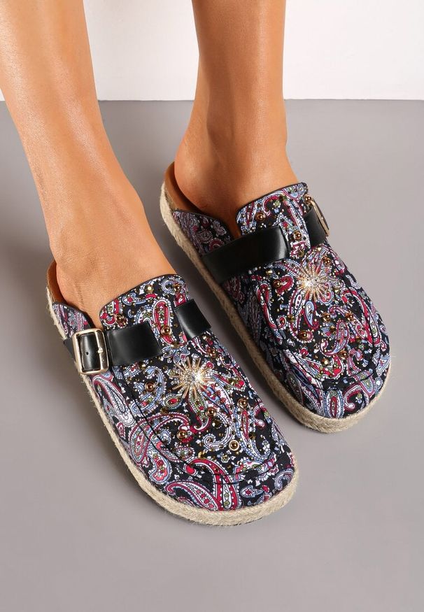 Renee - Czarne Klapki z Ekozamszu z Oryginalnym Wzorem i Klamrą Nirable. Okazja: na co dzień. Kolor: czarny. Styl: boho, casual