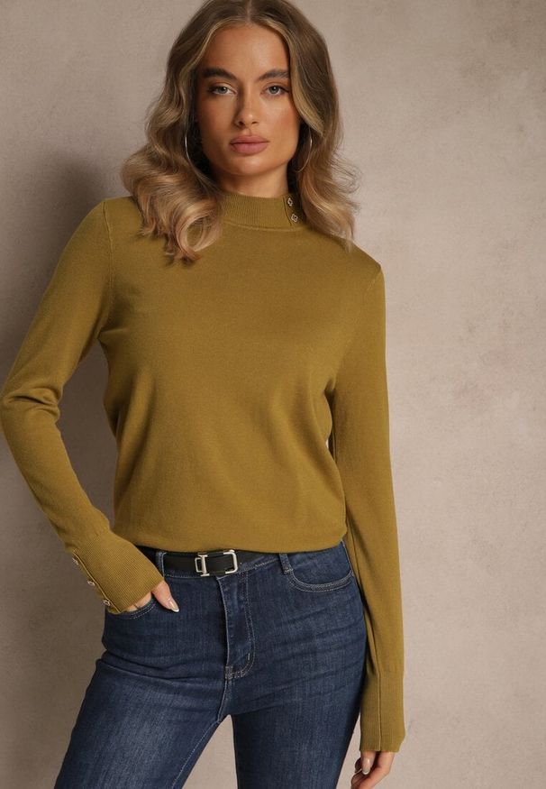 Renee - Zielony Golf o Dopasowanym Kroju Zdobiony Minimalistycznymi Aplikacjami Unissa. Okazja: na spacer. Typ kołnierza: golf. Kolor: zielony. Materiał: jeans. Wzór: aplikacja. Styl: elegancki, klasyczny