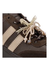 CheBello - Sneakersy damskie Chebello, skórzane licowe na platformie z ozdobą sznurowane z okrągłym noskiem, brązowe, 4805-268-507. Okazja: na co dzień. Nosek buta: okrągły. Zapięcie: pasek. Kolor: brązowy. Materiał: skóra. Wzór: aplikacja. Obcas: na platformie. Styl: casual, elegancki, sportowy #4