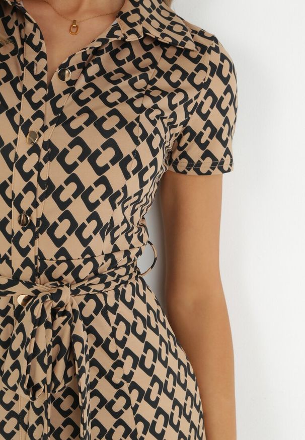 Born2be - Ciemnobeżowa Sukienka Alethanthei. Okazja: na co dzień. Kolor: beżowy. Materiał: materiał. Długość rękawa: krótki rękaw. Wzór: geometria, nadruk, aplikacja. Typ sukienki: szmizjerki. Styl: casual, elegancki. Długość: midi