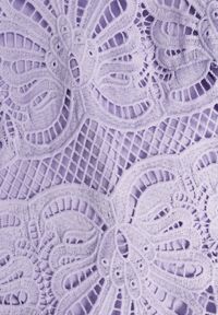 Renee - Fioletowa Sukienka Amathinna. Typ kołnierza: kołnierzyk stójkowy. Kolor: fioletowy. Materiał: tkanina, koronka. Wzór: jednolity, ażurowy, aplikacja, koronka. Sezon: lato. Styl: retro, wizytowy. Długość: mini #3