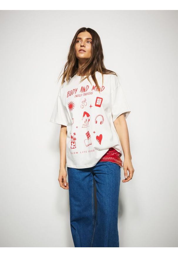 Reserved - Luźny t-shirt z nadrukiem - złamana biel. Materiał: dzianina, bawełna. Wzór: nadruk