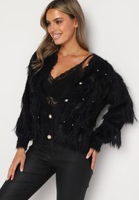 Born2be - Czarny Puchaty Kardigan Wykończony Perełkami i Piórami Mavanora. Kolor: czarny. Materiał: wełna, jeans. Wzór: aplikacja. Styl: klasyczny #2
