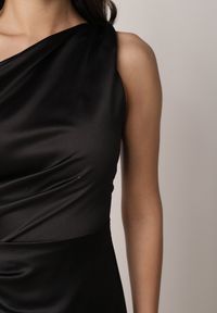 Born2be - Czarna Satynowa Sukienka Wieczorowa na Jedno Ramię z Marszczeniem w Talii Cezalie. Okazja: na imprezę. Kolor: czarny. Materiał: satyna. Typ sukienki: kopertowe. Styl: wizytowy #7