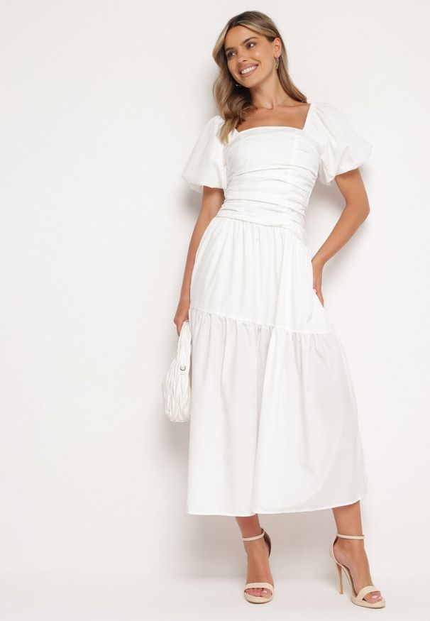 Born2be - Biała Rozkloszowana Marszczona Sukienka z Wiskozą i Bufiastymi Rękawami oraz Falbanką Larnovia. Okazja: na co dzień, na imprezę. Kolor: biały. Materiał: wiskoza. Typ sukienki: proste. Styl: casual, elegancki