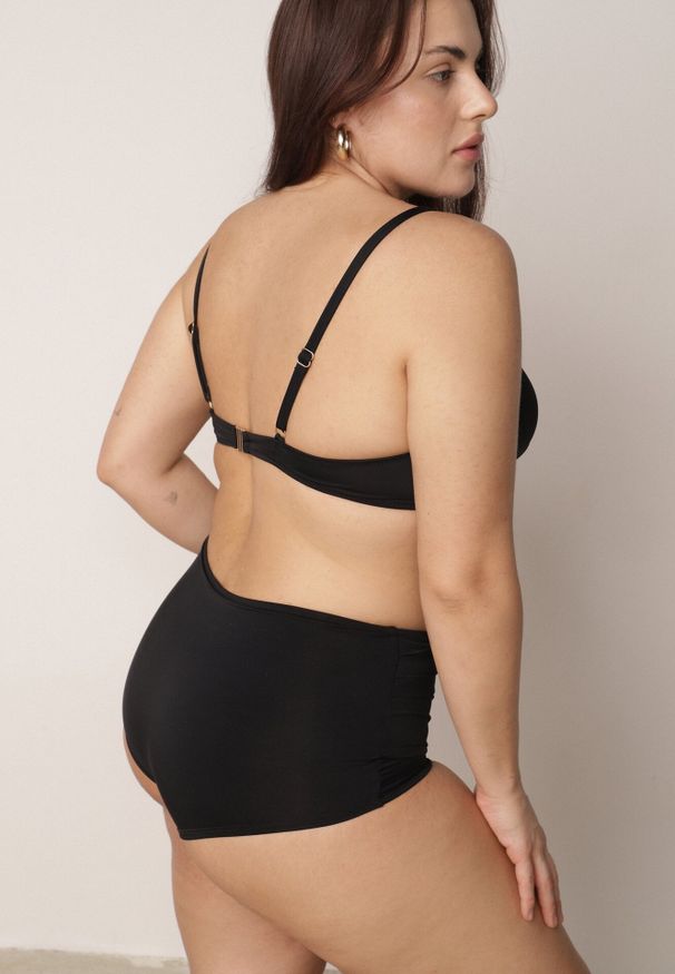 Born2be - Czarne Bikini z Ozdobnym Marszczeniem Biustonosz i Majtki Typu Bokserki Peiria. Kolor: czarny