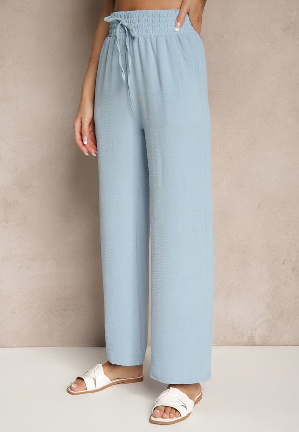 Renee - Jasnoniebieskie Szerokie Spodnie High Waist z Gumką w Pasie Savimirae. Okazja: na co dzień. Stan: podwyższony. Kolor: niebieski. Styl: elegancki, casual