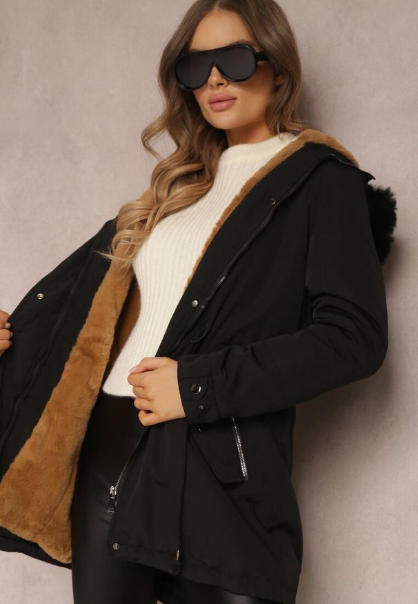 Renee - Czarna Kurtka Parka z Kapturem z Futerkiem Jossie. Okazja: na co dzień. Typ kołnierza: kaptur. Kolor: czarny. Materiał: futro. Sezon: zima. Styl: klasyczny, elegancki, casual