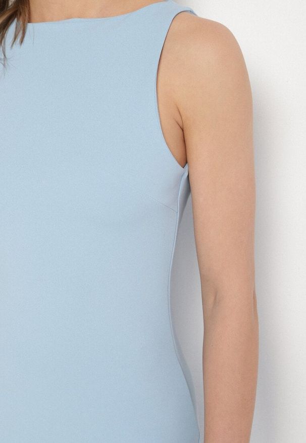 Born2be - Jasnoniebieska Sukienka z Wiskozą o Dopasowanym Kroju z Rozcięciem z Tyłu Denama. Okazja: na co dzień. Kolor: niebieski. Materiał: wiskoza. Styl: elegancki, casual, klasyczny