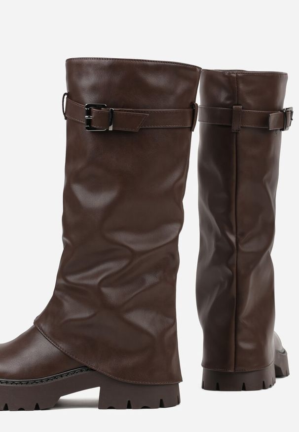 Renee - Ciemnobrązowe Kozaki VICES z Marszczoną Cholewką Imitującą Nogawkę ze Sprzączką Valles. Okazja: na imprezę, na co dzień. Zapięcie: sprzączka. Kolor: brązowy. Materiał: jeans. Szerokość cholewki: normalna. Styl: casual