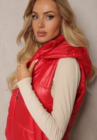 Renee - Czerwona Kamizelka z Odpinanym Kapturem i Ozdobnym Pikowaniem Akkendia. Kolor: czerwony
