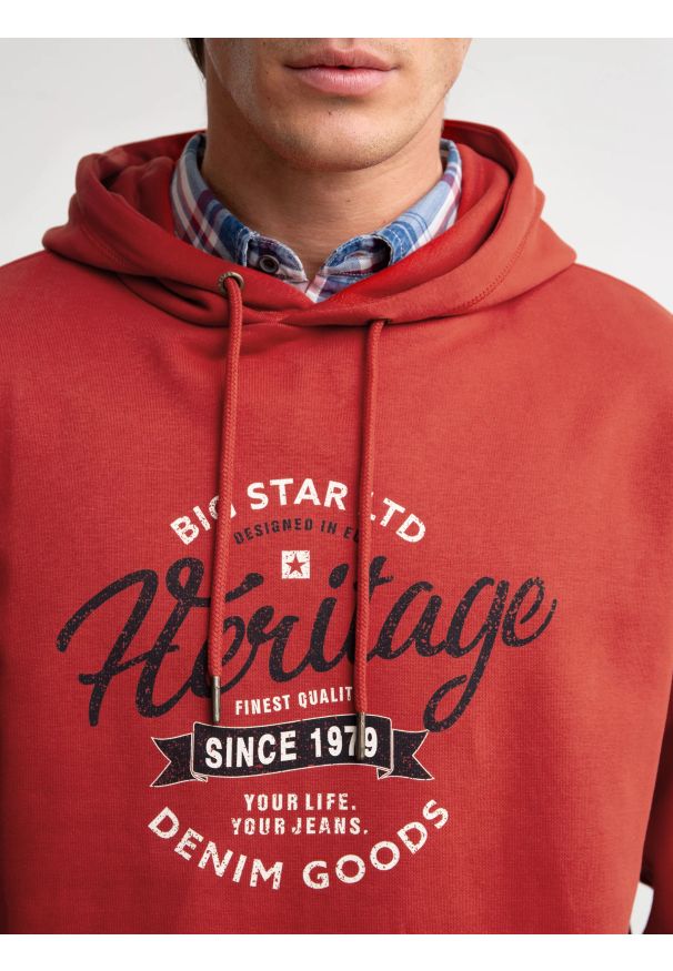 Big-Star - bluza męska z kapturem z nadrukiem ceglasta herity 704. Okazja: na co dzień. Typ kołnierza: kaptur. Kolor: pomarańczowy. Materiał: jeans, dzianina. Wzór: nadruk. Styl: casual