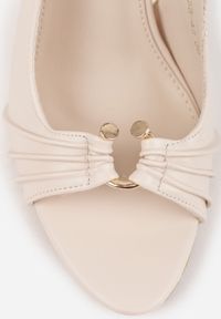 Renee - Beżowe Sandały na Szpilce VICES z Metaliczną Ozdobą i Marszczeniem Orinlisa. Kolor: beżowy. Wzór: aplikacja. Sezon: lato. Obcas: na szpilce #7