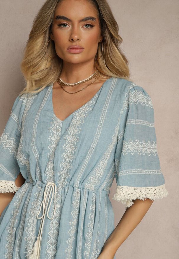 Renee - Jasnoniebieska Rozkloszowana Sukienka Boho z Bawełny Zdobiona Haftem i Wiązaniem Koriruna. Okazja: na co dzień. Typ kołnierza: dekolt w kształcie V. Kolor: niebieski. Materiał: bawełna. Wzór: aplikacja, haft. Styl: boho