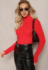 Renee - Czerwony Golf z Puchatego Materiału z Wełną i Długim Rękawem Geolla. Typ kołnierza: golf. Kolor: czerwony. Materiał: materiał, wełna. Długość rękawa: długi rękaw. Długość: długie. Wzór: jednolity. Sezon: zima, jesień