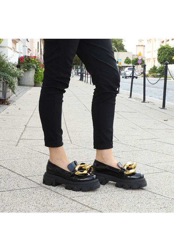 Półbuty damskie Carinii, naturalna skóra lakierowana na wysokiej podeszwie ze złotym elementem łańcucha nad palcami, czarne, B5976_-037-000-000-E33. Okazja: do pracy, na co dzień. Zapięcie: bez zapięcia. Kolor: czarny. Szerokość cholewki: normalna. Materiał: materiał, lakier, skóra. Sezon: wiosna. Obcas: na obcasie. Styl: elegancki, casual. Wysokość obcasa: niski