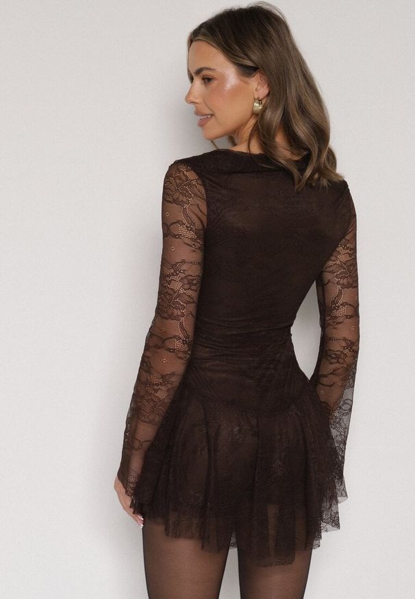 Born2be - Brązowa Koronkowa Sukienka Wieczorowa z Wiązaniem przy Dekolcie Ferolena. Okazja: na imprezę. Kolor: brązowy. Materiał: koronka. Styl: wizytowy