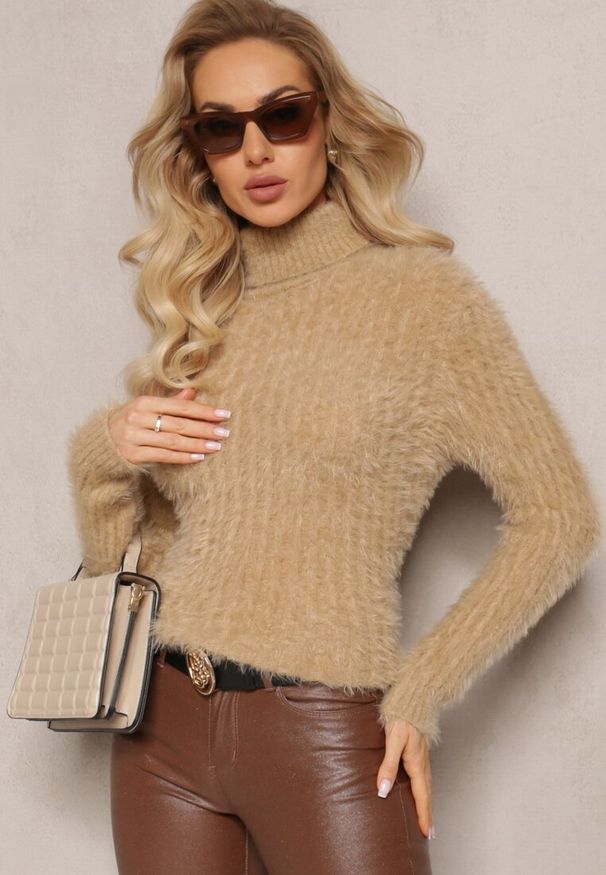 Renee - Beżowy Golf z Puchatego Materiału z Wełną i Długim Rękawem Geolla. Typ kołnierza: golf. Kolor: beżowy. Materiał: wełna, materiał. Długość rękawa: długi rękaw. Długość: długie. Wzór: jednolity. Sezon: zima, jesień