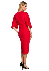 Sukienki.shop - Sukienka elegancka ołówkowa z szerokimi rękawami czerwona z pelerynką. Okazja: na komunię, na wesele, na ślub cywilny. Kolor: czerwony. Typ sukienki: ołówkowe. Styl: elegancki #2