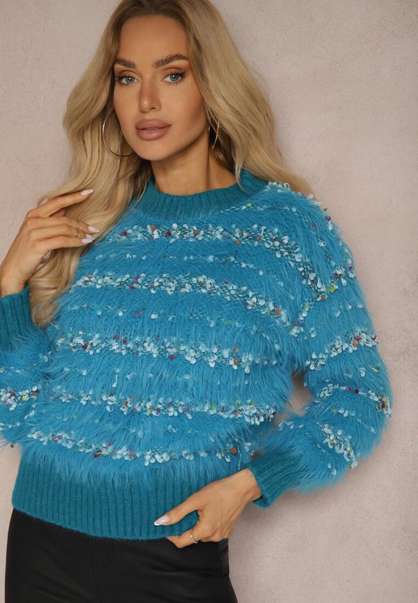 Renee - Niebieski Sweter z Dodatkiem Bawełny Ozdobiony Kolorową Nicią Raiqua. Okazja: na co dzień. Kolor: niebieski. Materiał: bawełna. Wzór: aplikacja, kolorowy. Styl: elegancki, casual