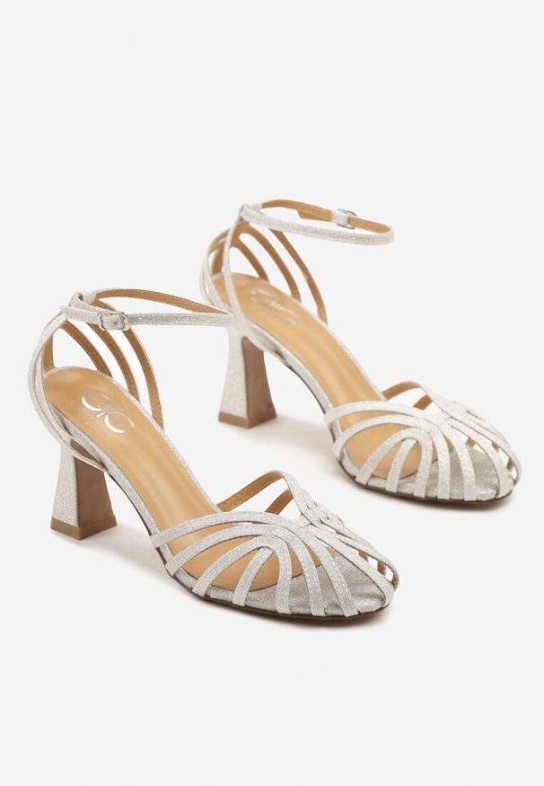 Renee - Srebrne Sandały na Stożku z Brokatem Irralea. Okazja: na co dzień. Zapięcie: sprzączka. Kolor: srebrny. Obcas: na stożku. Styl: elegancki, klasyczny, casual. Wysokość obcasa: średni