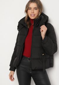 Born2be - Czarna Pikowana Kurtka Puffer z Kapturem z Możliwością Odpięcia Galanea. Okazja: na co dzień. Typ kołnierza: kaptur. Kolor: czarny. Materiał: poliester, jeans. Długość rękawa: długi rękaw. Długość: krótkie. Styl: casual, sportowy #5