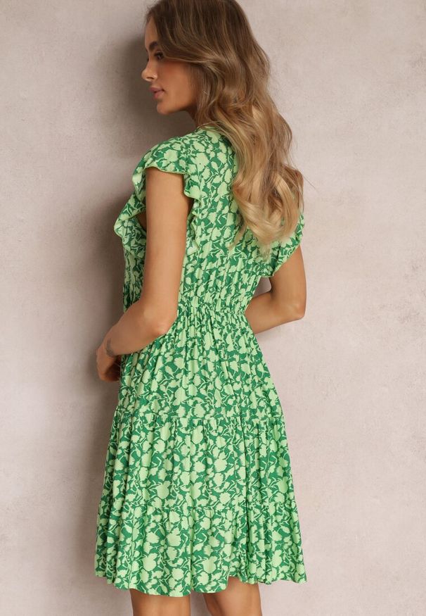 Renee - Zielona Rozkloszowana Sukienka z Wiskozy z Falbankami Tuls. Typ kołnierza: kołnierz z falbankami. Kolor: zielony. Materiał: wiskoza. Długość: mini